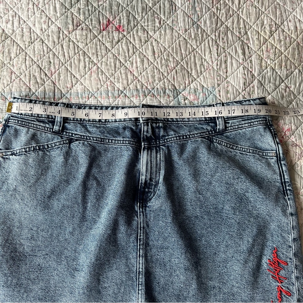 Tommy Hilfiger Denim Acid Wash Embroidered Logo Mini Skirt Size 18 - Picture 2 of 8